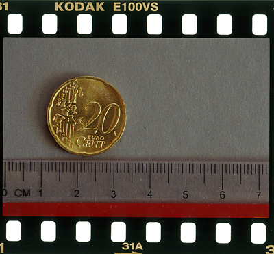 Vid avbildningskala 1:2 avbildas en yta på 72 x 48 mm.