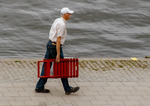 På promenad med röd stol