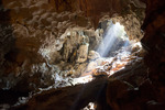 Solljus i en sagolik grotta
