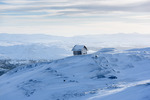 Litet hus på stort berg