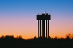 Vattentorn i solnedgång