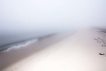 En dimmig strandpromenad 2