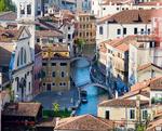 Slingrande kanal i Venedig