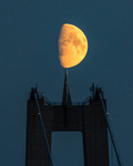 Månen balanserar på Höga kustenbron