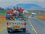 Vi kör om en pickup fullastad med glada barn på väg på skolresa(?) på en landsväg i Tanzania väster om Dar Es Salaam.