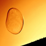 S&aring;pbubblan i gult ljus