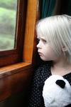 Ensam liten flicka på tåg