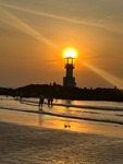 Solnedgång över fyren i Khaolak
