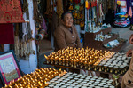 Kvinna säljer böneljus
