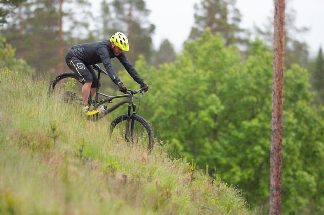 Cyklist k&ouml;r brant gr&auml;ssl&auml;nt utf&ouml;rs i regn