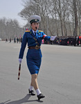 Kvinnlig polis bevakar militärparad i samband med Kim Jong-il's 100års födelsdag