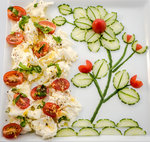 Riven mozzarella, citronzest, olivolja och cherrytomater