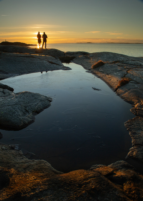 Par njuter av vintersolens sista str&aring;lar