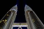 Petronas Towers vid midnatt