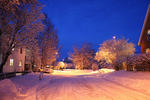 Nysnö och blå himmel