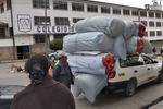 Lastande av säckar med kokablad. La Paz, Bolivia