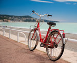 Cykeln på strandpromenaden.