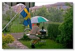 Svensk sommar - klart att man ska grilla! Oavsett väder...