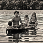 4 barn i kanot