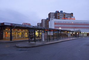 Öde bussterminal Fittja centrum 091205.jpg