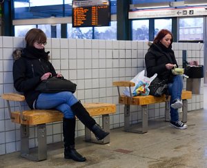 Väntan på bussen Danderyds sjukhus 091216.jpg