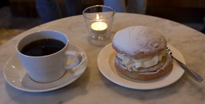 kaffe och Semla Gunnarsons konditori Götgatan,Stockholm 100109.jpg