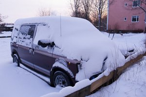 Översnöad bil Nybyggenvägen,Västerås 101220.jpg