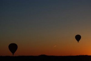 Luftballonger_i_solnedgången_1_5_2012.jpg