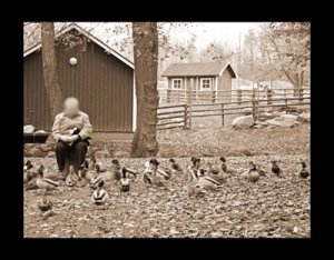 gumma med ankor.sepia.400.jpg