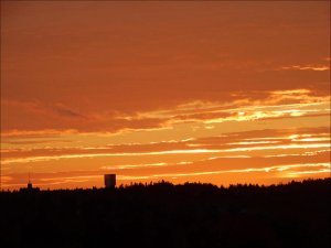 Solnedgång_med_Kista_Tower_och_Victoriatornet_27_10_2016.jpg