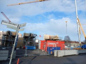 Arbetet_pågår_med_bygget_av_nya_Roslags_Näsby_station_1_3_2017.jpg