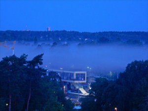 Morgondimma_över_Roslags_Näsby_station_17_8_2017.jpg