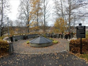 Besöker_kyrkogården_i_Täby_4_11_2017.jpg