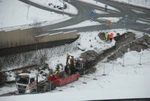 Gräver_för_förstärkning_av_elledningarna_Täby_17_2_2021.jpg