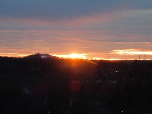 Solen_går_ner_vid_Väsjöbacken_I_Sollentuna_16_4_2022.jpg