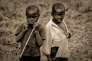 18a Uganda 1986_Nakaseke_pojkarna som visade mig skeletten_DxO_1.jpg