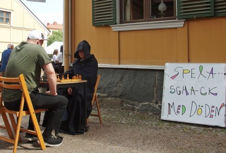 SNOO7647j_spela schack med döden_1 juni.JPG SNOO7647j_spela schack med döden_1 juni.JPG