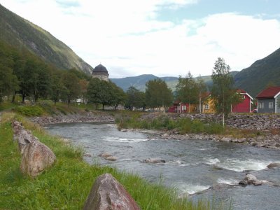 STNO8214j_älven Måna_kyrkan_hyttebyen i Rjukan.JPG