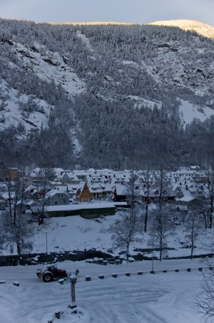 SNOL3127d_Det dröjer innan solen når ner i dalen__.jpg