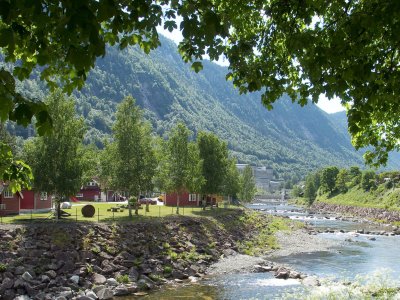 STNO9535d_1_Älven Måna_Rjukan Hytteby_Såheim kraftv i bakgrunden_fs.jpg