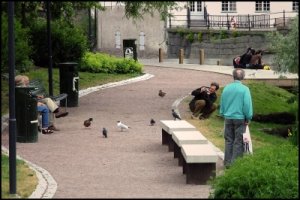 092 folk på åpromenaden.jpg