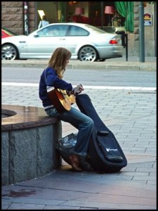 c096 tjej med gitarr.jpg