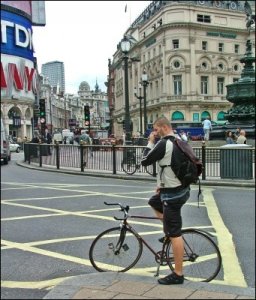 010 budcyklist vid picadilly.jpg