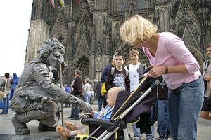 staty framför kölnerdom.jpg