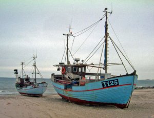 vorupoer fiskebat pa strand liten.jpg