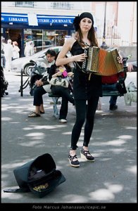 8484-dragspel-i-montmartre-50k.jpg