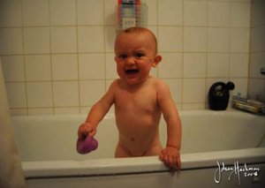 Ilsken bebis badar 20 augusti 2008.jpg