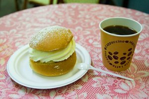 Semla_Bagarn_Horntull_Stockholm_080103.jpg