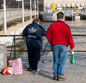 Fiske i vårsolen Skeppsbron,Stockholm 080218.jpg